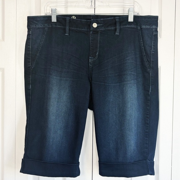 Hot in Hollywood Dark Denim Malibu Knee Grazer Pull-On Shorts 1X - Picture 1 of 16